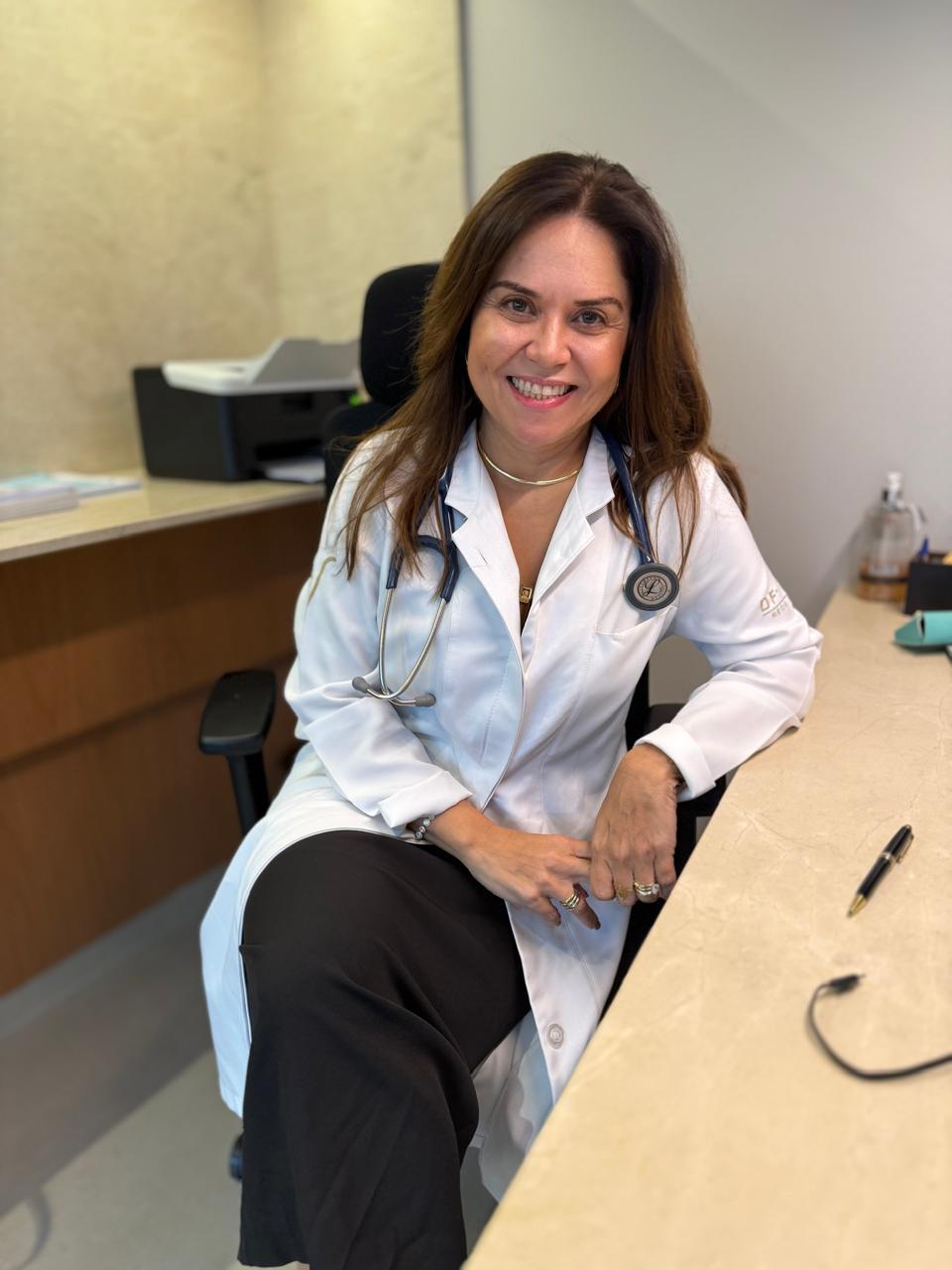 Dra. Hélia Beatriz em seu consultório, sorrindo