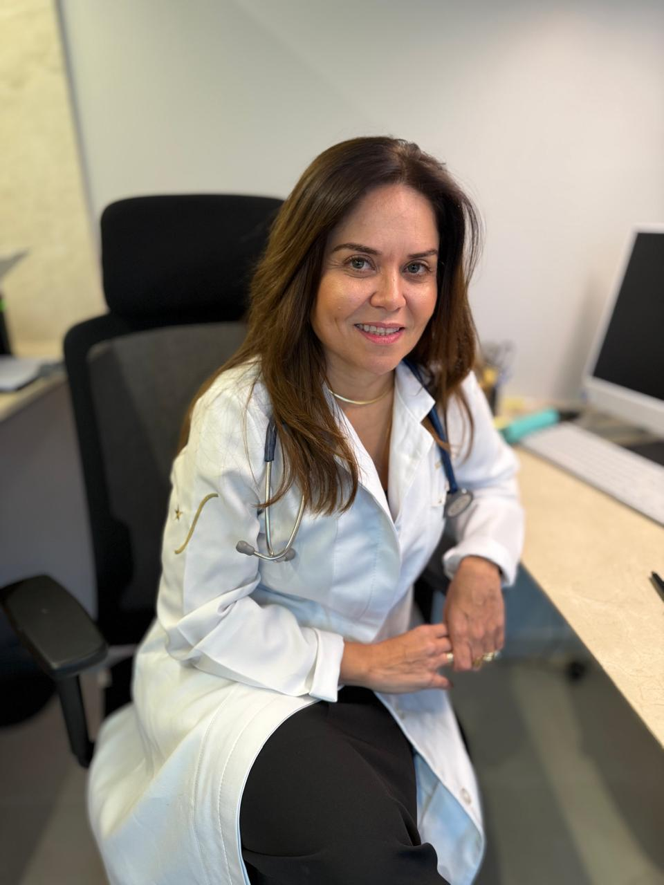 Dra. Hélia Beatriz em seu consultório